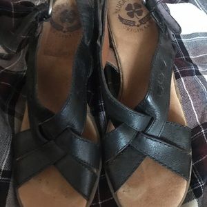 Lucky Brand wedge leather strap sandal